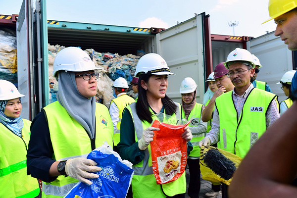 Malaysia sends back plastic waste