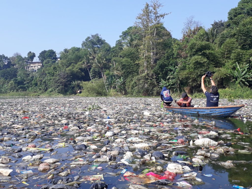 Indonesia rolls up its sleeves to fight plastic pollution – Race For Water